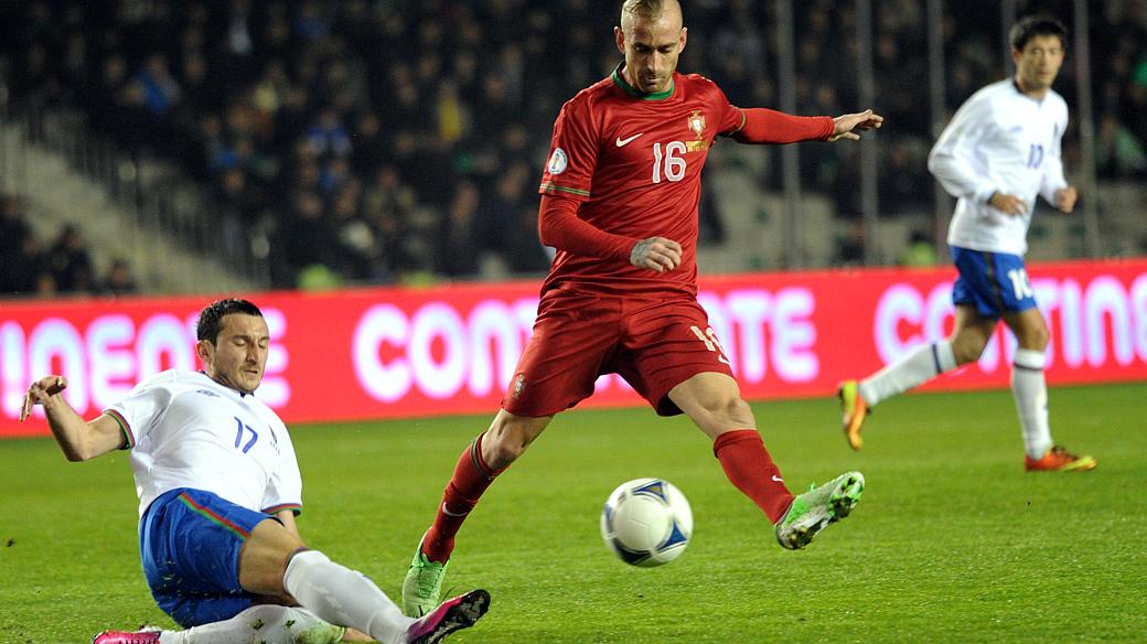 Raul Meireles (vermelho), de Portugal, na vitória contra o Azerbaijão