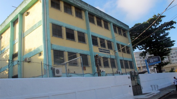 A escola Tasso da Silveira com muros pintados de branco: retomada das aulas pode ajudar a superar o trauma