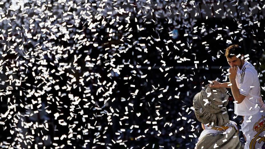 Real volta a Madri e festeja título espanhol de 2012 ao lado de seus torcedores; na foto, o goleiro Casillas beija escudo do clube