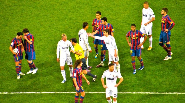 Em momento tenso do clássico, troca de empurrões entre jogadores; enquanto isso, Messi e Xavi combinam seu posicionamento em campo