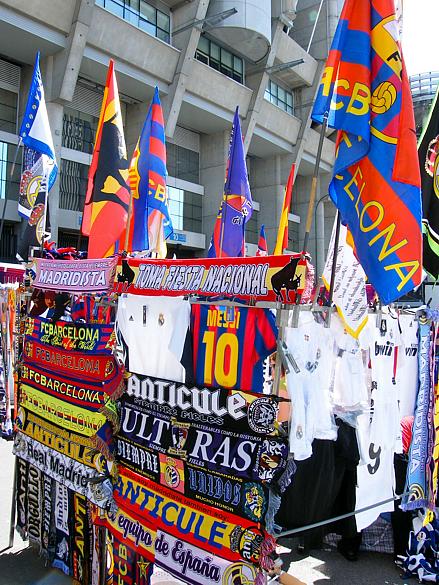 Faixas e camisas contra e a favor do Barça são vendidas diante do estádio do Real