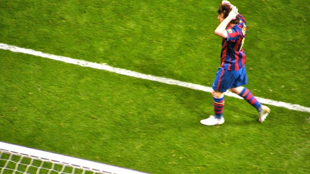 Messi, um dos destaques da partida, lamenta um gol perdido no segundo tempo