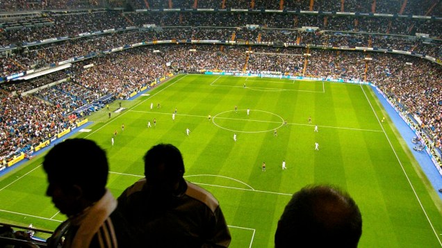 Com o Barça em vantagem no placar (2 a 0), os torcedores do Real Madrid começam a deixar suas cadeiras no estádio