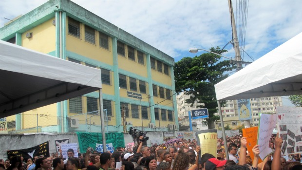 Multidão assiste à celebração na rua da escola Tasso da Silveira