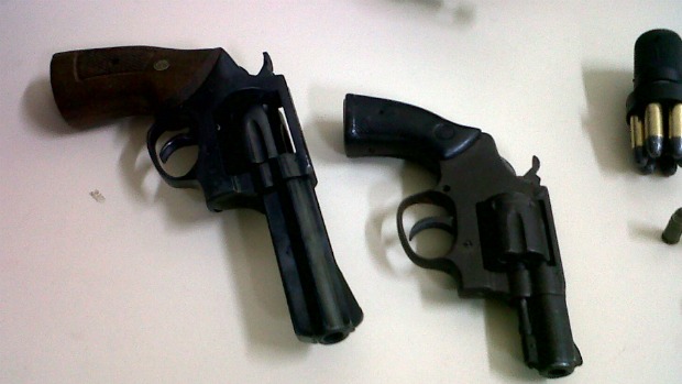 Os revólveres utilizados por Wellington Menezes de Oliveira no dia do massacre de Realengo