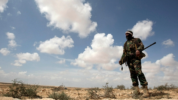 Rebelde líbio armado na estratégica cidade de Brega