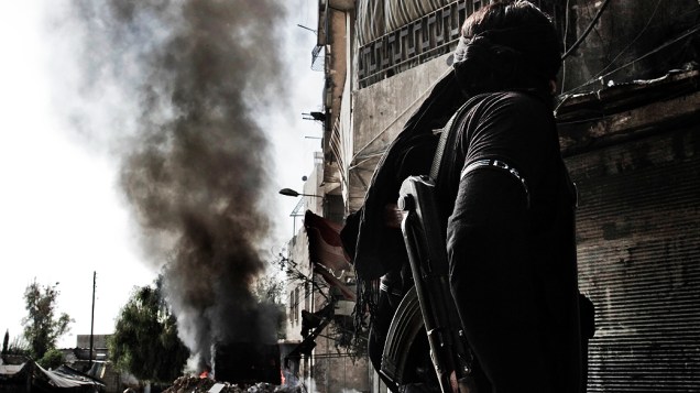 Coluna de fumaça é vista após confrontos entre rebeldes e forças do governo sírio no norte de Aleppo