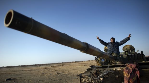 Rebelde senta em tanque de guerra em Ajdabiya