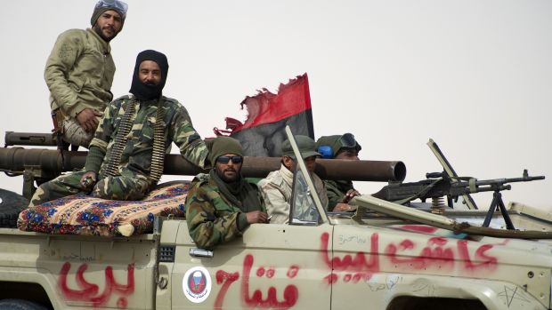 Rebeldes à caminho do front de batalha em Ajdabiya