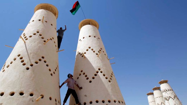 Rebeldes líbios ocupam casa de Kadafi em Assdada Fort, Líbia