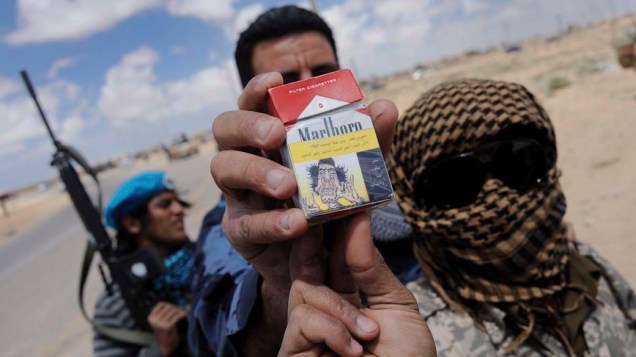 Em Ajdabiya, rebeldes líbios mostram embalagem de cigarros com a caricatura do ditador Muamar Kadafi