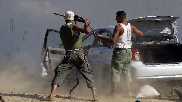 Rebeldes disparam contra atiradores pró-Kadafi escondidos na fortaleza de Bab al-Aziziya, em Trípoli