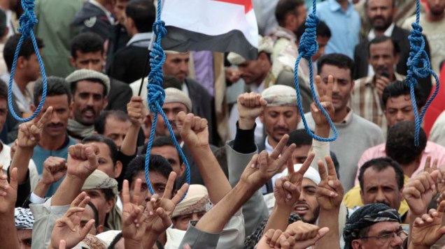Rebeldes da oposição penduram forcas durante protesto exigindo o julgamento de figuras do regime de Ali Abdullah Saleh, em Sanaa, no Iêmen