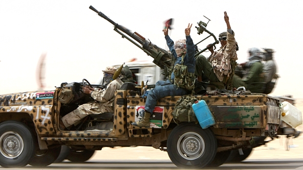 Rebeldes líbios acusam as tropas leais a Kadafi de utilizar bombas proibidas
