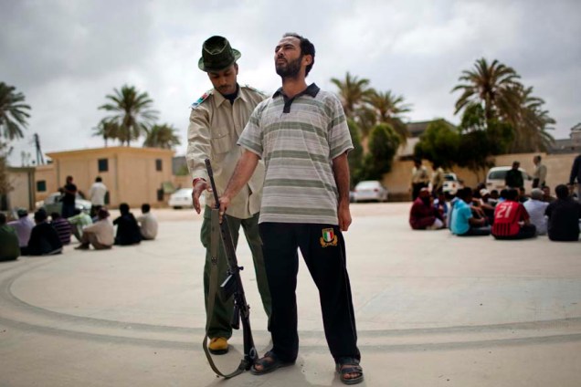 Rebeldes líbios durante treinamento militar em Misrata