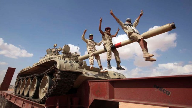 Rebeldes em tanque em Bani Walid, na Líbia