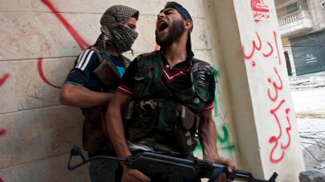 Rebeldes trocam tiros com forças militares do governo sírio nos arredores da cidade de Aleppo