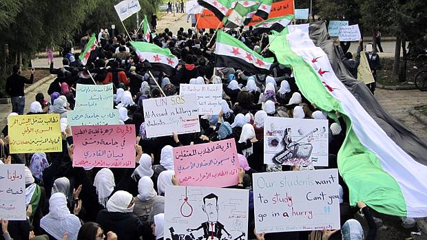 Rebeldes tomam as ruas da Síria com cartazes pedindo 'Liberdade'