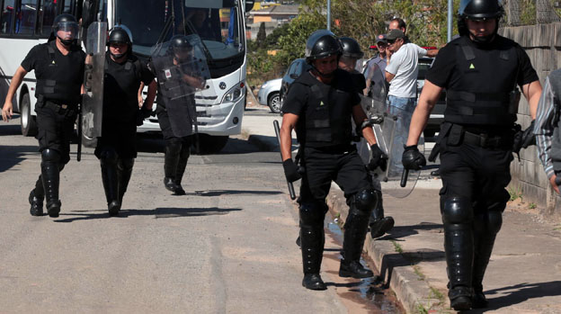 Policiais em frente à unidade da Fundação Casa na Vila Leopoldina