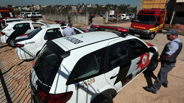 Policiais em frente à unidade da Fundação Casa