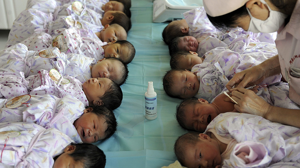 Bebês recém-nascidos tomam vacina em um hospital de Aksu, na China