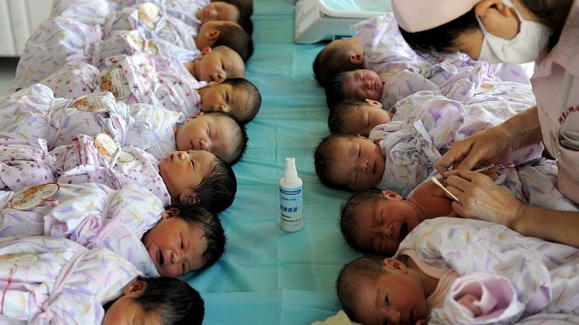 Bebês recém-nascidos tomam vacina em um hospital de Aksu, na China