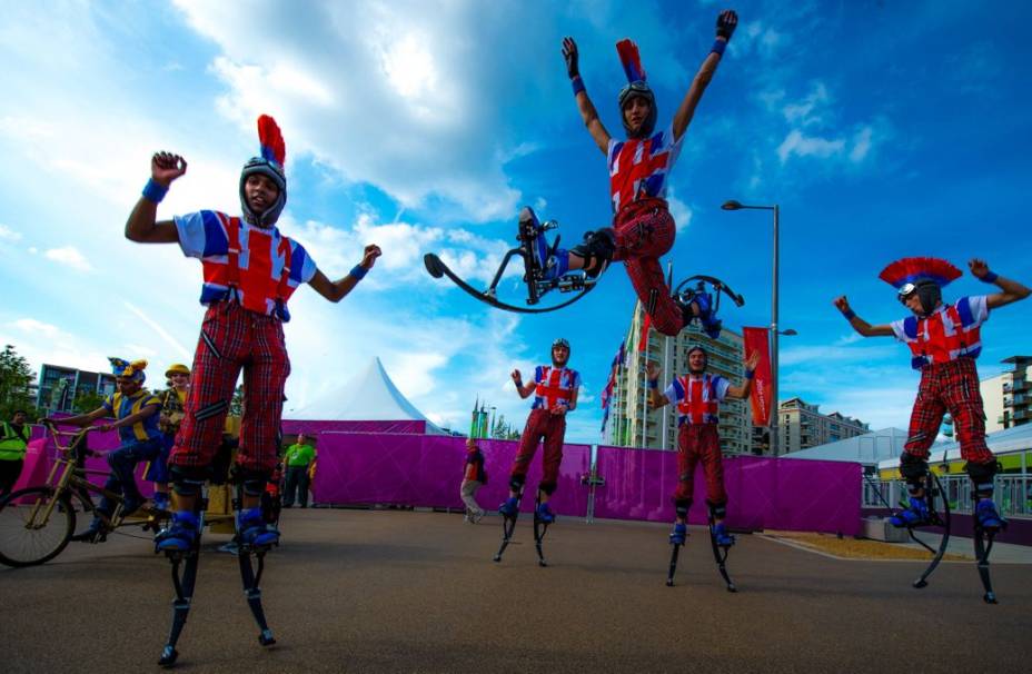 A recepção às delegações nacionais na Vila Olímpica de Londres, com show de um grupo britânico de teatro