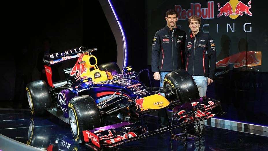Mark Webber e Sebastian Vettel posam ao lado do novo carro da Red Bull, o RB9