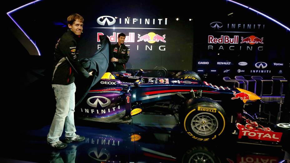 Mark Webber e Sebastian Vettel posam ao lado do novo carro da Red Bull, o RB9