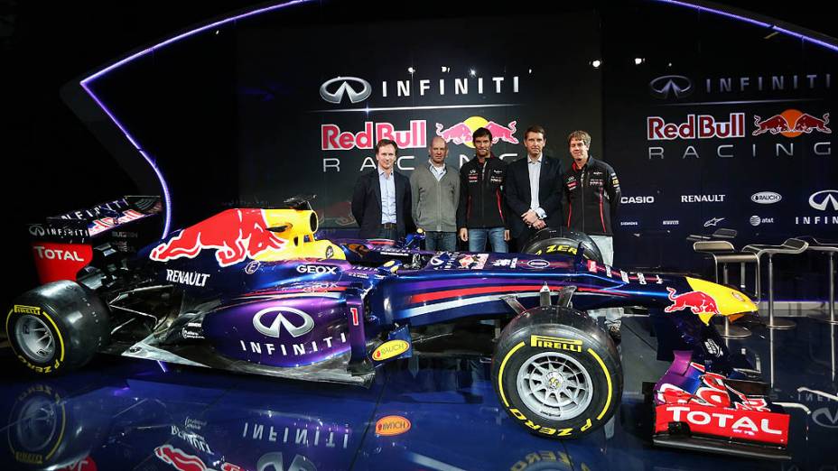 Christian Horner, Adrian Newey, Mark Webber, Simon Sproule, e Sebastian Vettel no lançamento do novo carro da Red Bull, RB9