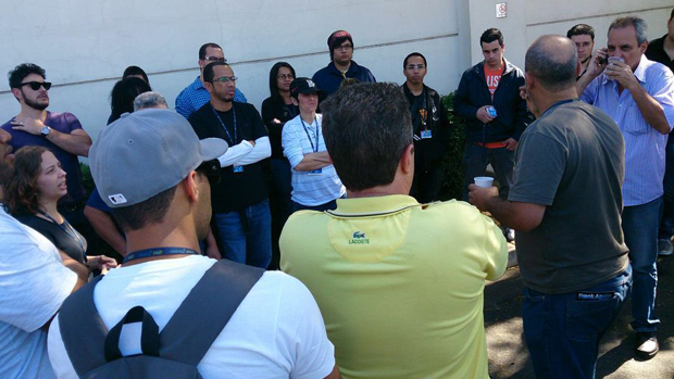 Funcionários se reúnem em frente à sede da RedeTV!, em São Paulo