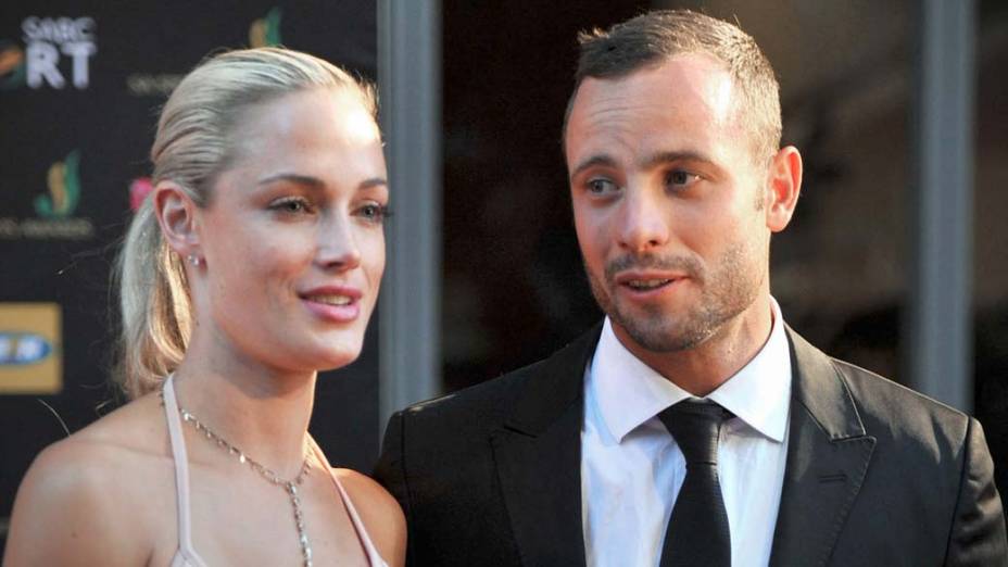 Oscar Pistorius e Reeva Steenkamp em cerimônia em Johannesburgo, na África do Sul, em 2012