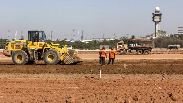 Reforma de aeroportos para a Copa do Mundo de 2014: em Guarulhos, a Infraero faz a terraplanagem de área onde será construído o terceiro terminal de passageiros