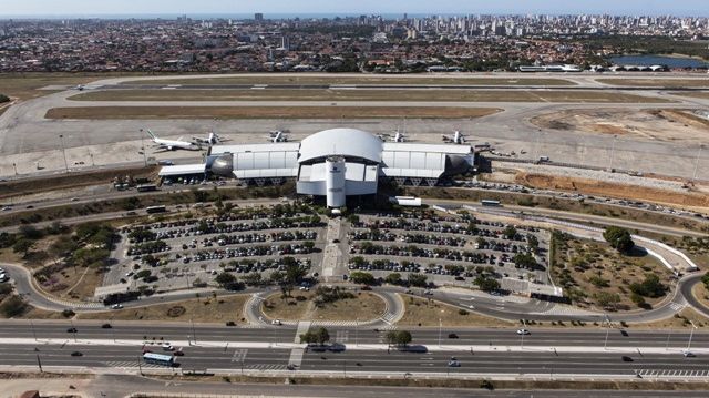 Reforma de aeroportos para a Copa do Mundo de 2014: em Fortaleza, as obras no pátio de aeronaves e no terminal de passageiros são prometidas para dezembro de 2013