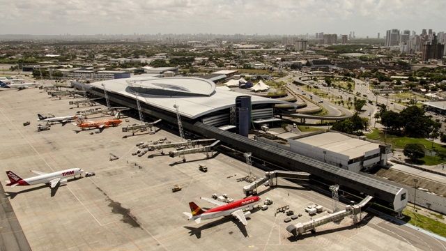 10 dos 13 aeroportos nas cidades-sede da Copa do Mundo de Futebol - como o de Refice (PE) (foto) - estão sob a responsabilidade da Infraero e já há atrasos preocupantes