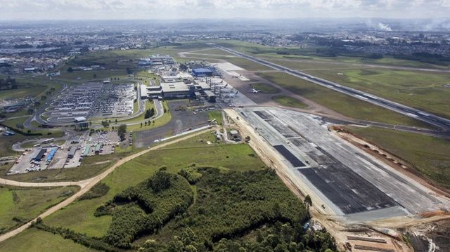 Reforma de aeroportos para a Copa do Mundo de 2014: em Curitiba, a ampliação do pátio de aeronaves é prometida para fevereiro do ano que vem. A reforma do terminal de passageiros, porém, não começou - e não ficará pronta até o início de 2014