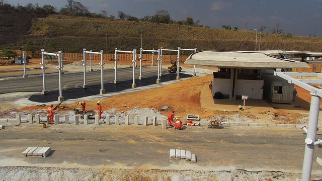 Reforma de aeroportos para a Copa do Mundo de 2014: em Belo Horizonte, a ampliação do terminal de passageiros de Confins é prometida para dezembro de 2013