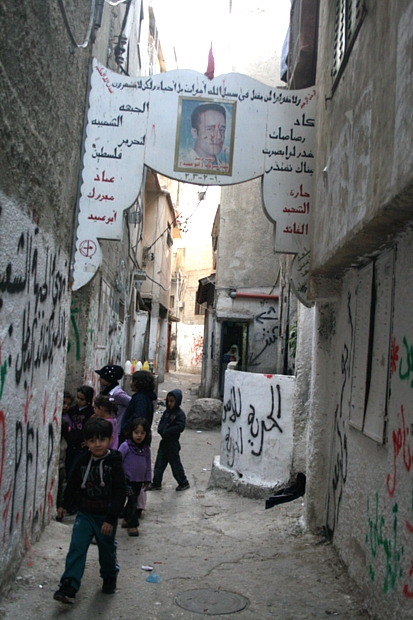 Palestino é emoldurado como "mártir" nas ruas do campo de Ein Beit al-Ma, em Nablus