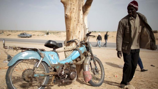 Homem no campo para refugiados de Ras Jedir, fronteira entre a Tunísia e a Líbia. Com os intensos conflitos políticos no oriente médio, centenas de pessoas se deslocam para a região