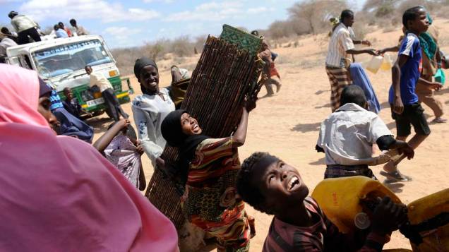Refugiados a caminho do recém-inaugurado campo de refugiados Kambioos, no campo de Dadaab, Quênia