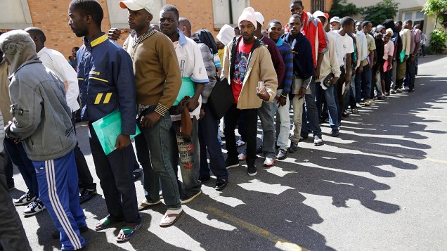 Imigrantes haitianos esperam para tirar carteira de trabalho em São Paulo