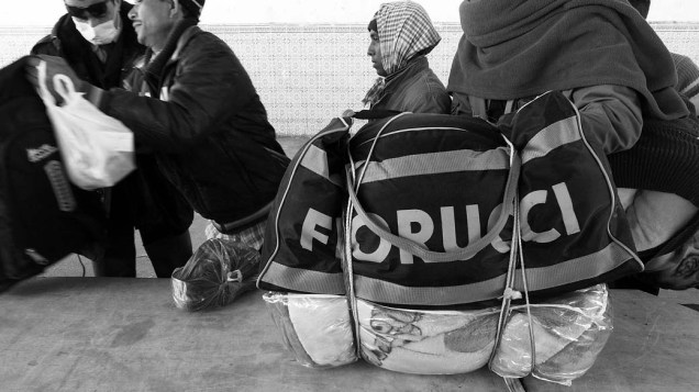 Bagagens de trabalhadores e refugiados que deixam a Líbia pela fronteira com a Tunísia na cidade de Ras Jdir
