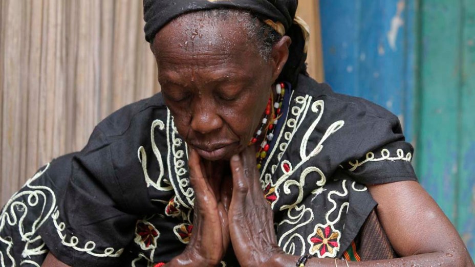 Zena Bashir durante oração na favela de Kibera no Quênia. Os núbios viveram no Quênia há mais de um século, mas regularmente lhes são negados cartões de identidade nacionais e passaportes que eles precisam para trabalhar, votar, viajar, abrir uma conta bancária, frequentar a universidade ou entrar em edifícios do governo