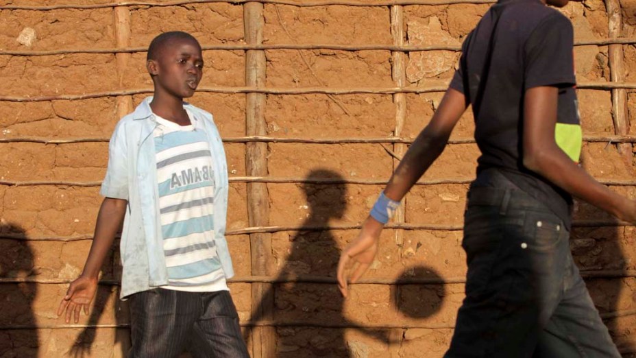 Crianças jogam futebol na favela de Kibera no Quênia. Os núbios viveram no Quênia há mais de um século, mas regularmente lhes são negados cartões de identidade nacionais e passaportes que eles precisam para trabalhar, votar, viajar, abrir uma conta bancária, frequentar a universidade ou entrar em edifícios do governo