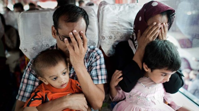 Refugiados paquistaneses são soltos após detenção no centro de imigração de Bangcoc. Cerca de uma centena de refugiados foram liberados após o pagamento de fiança