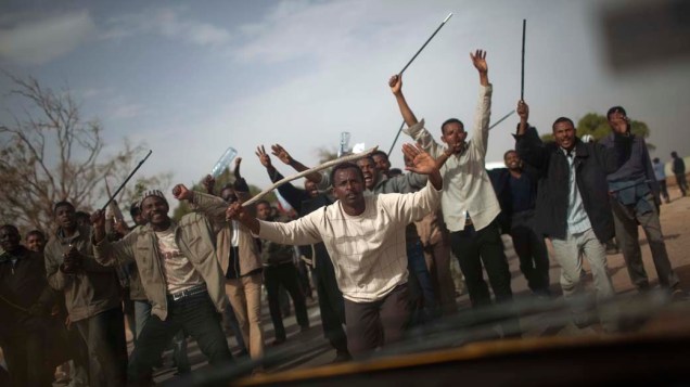 Sudaneses protestam por melhores condições durante o processo de repatriamento, no campo para refugiados na fronteira da Líbia com a Tunísia, na cidade de Ras Jedir
