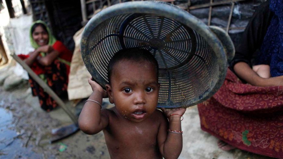 Garoto do grupo étnico muçulmano Rohingya de Mianmar,  no campo de refugiados Bazar de Cox em Bangladesh. Em 1982, Mianmar aprovou uma lei que tornou impossível para os Rohingyas obterem cidadania plena e devido a repressão do governo muitos fugiram para Bangladesh