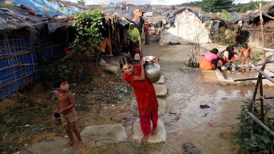 Garota do grupo étnico muçulmano Rohingya de Mianmar,  no campo de refugiados Bazar de Cox em Bangladesh. Em 1982, Mianmar aprovou uma lei que tornou impossível para os Rohingyas obterem cidadania plena e devido a repressão do governo muitos fugiram para Bangladesh