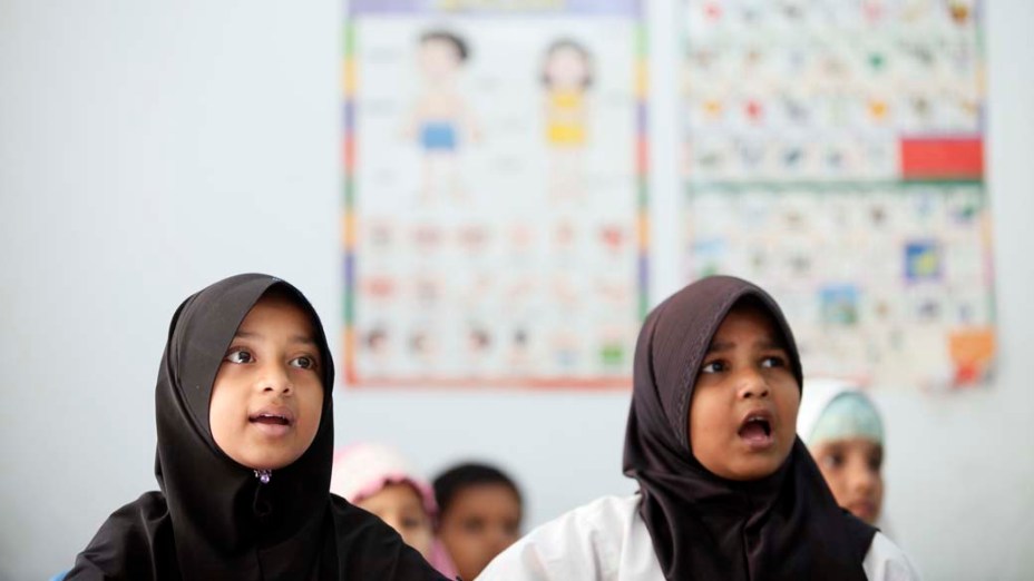 Crianças do grupo étnico muçulmano Rohingya de Mianmar, durante aula de inglês, na cidade de Kuala Lumpur em Bangladesh. Em 1982, Mianmar aprovou uma lei que tornou impossível para os Rohingyas obterem cidadania plena e devido a repressão do governo muitos fugiram para Bangladesh