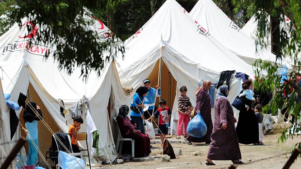 Mais de 8.000 sírios estão refugiados na Turquia para escapar de operações violentas das tropas do governo